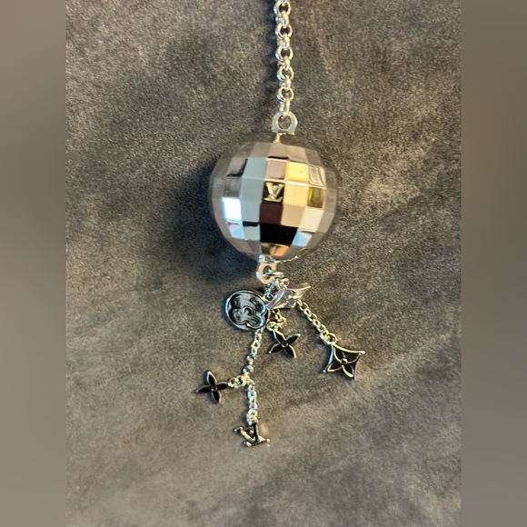 LOUIS VUITTON
Disco Ball Key Ring Key Chain Silver - Picture 5 of 6